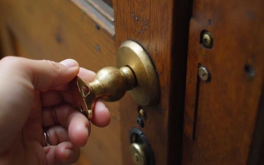 Comment tourner la clé pour ouvrir une porte : sens de rotation et astuces pour déverrouiller facilement