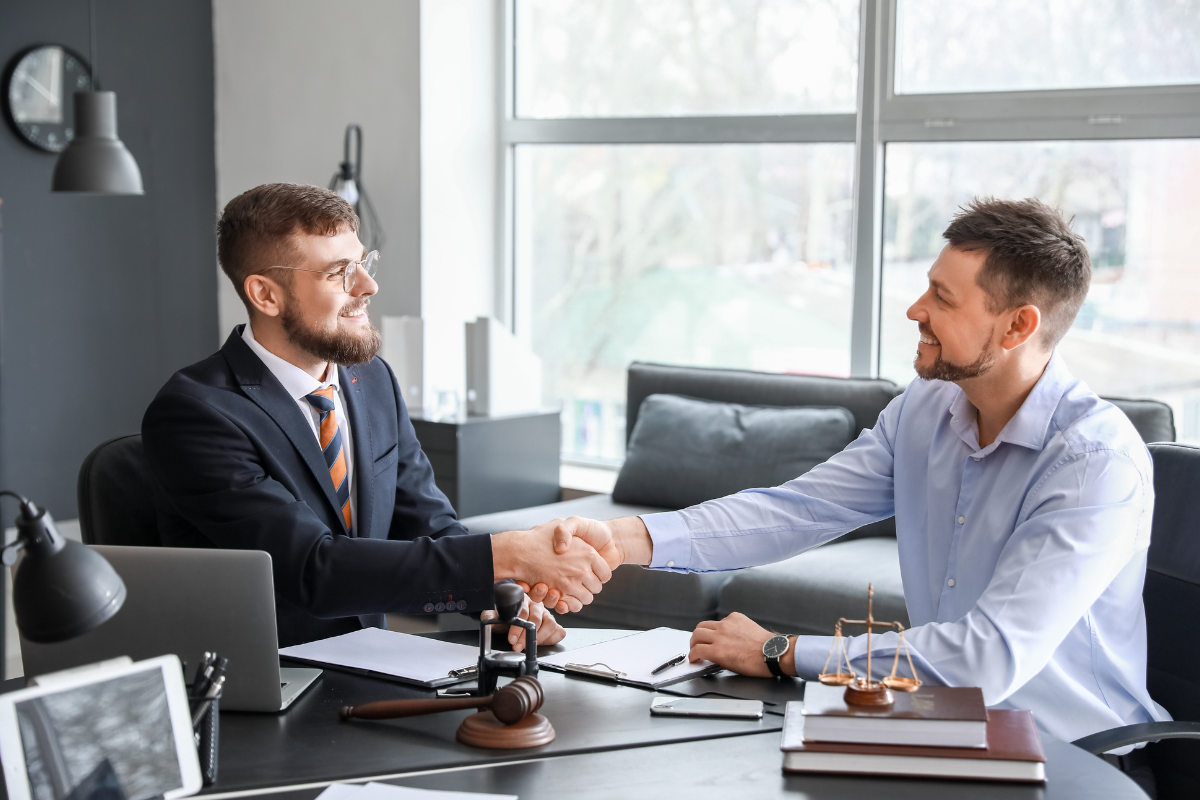 Rôle du notaire : de la promesse de vente à l'acte authentique, tout savoir