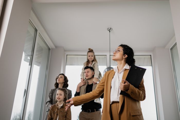 Emménager dans un nouveau logement ou en chercher pour les vacances en famille recomposée n'est pas toujours facile. Entre le besoin d'indépendance des adolescents...